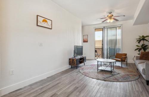 Glendale Sports and Entertainment District Apartment | CozySuites Glendale - Westgate w pool 13