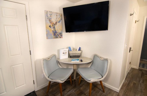 Ahwahnee Apartment | Creature Comforts Suite-Private Hot Tub-Sleeps 2