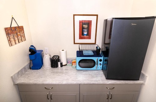 Ahwahnee Apartment | Creature Comforts Suite-Private Hot Tub-Sleeps 2