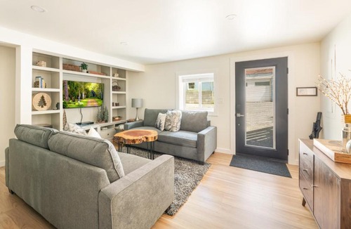 Victory Heights House | Creekside 3BR EV FirePit BBQ AC Games Yoga