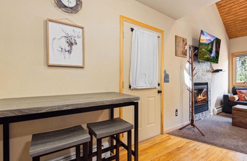 Fall River Estates Apartment | Creekside Suites 04 by Estes Park Condos