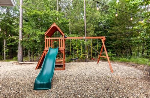 Broken Bow House | Crimson Creek Secluded CabinHot TubPet-Friendly