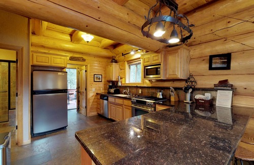 Lakeshore Cabin | Custom-Built Log Cabin w/Huge Deck & Great Location Steps from Huntington Lake