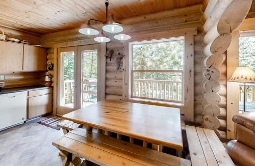 Enterprise House | Custom-built log home with gas grill free WiFi deck and private location