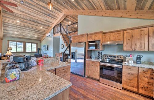 Livingston Apartment | Custom Livingston Apt w/Balcony + Mountain Views!
