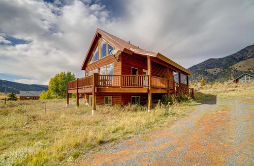 Island Park House | Custom Log Cabin w/Views - 20 Mi to Yellowstone!