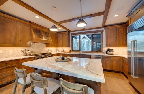 Big Sky House | Custom Ski-In/Out Chalet with Hot Tub & Wet Bars!