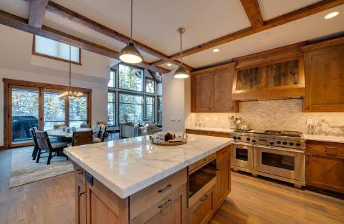 Big Sky House | Custom Ski-In/Out Chalet with Hot Tub & Wet Bars!