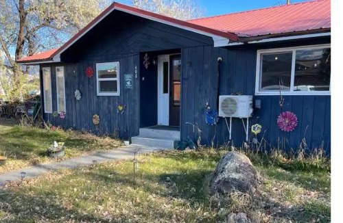 Salmon House | Cute 3 bedroom home in town