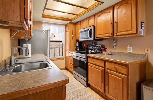 Oak Creek Condo | Cute & Cozy Condo, Community Pool & Hot Tub! B13 -