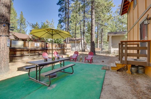 Fox Farm House | ‘Dancing Bear Lodge’ ~ 1 Mi to Big Bear Lake!