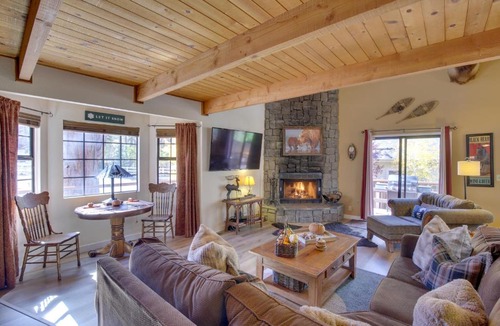 Fox Farm House | ‘Dancing Bear Lodge’ ~ 1 Mi to Big Bear Lake!