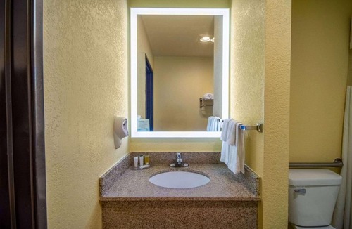 Evansdale Hotel | Days Inn by Wyndham Evansdale Waterloo