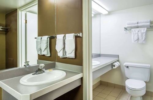 Logan Hotel | Days Inn & Suites by Wyndham Logan