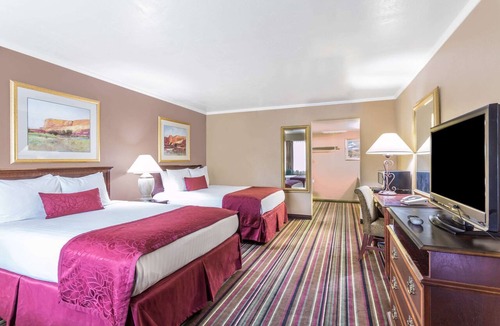 Logan Hotel | Days Inn & Suites by Wyndham Logan