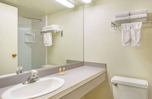 Logan Hotel | Days Inn & Suites by Wyndham Logan