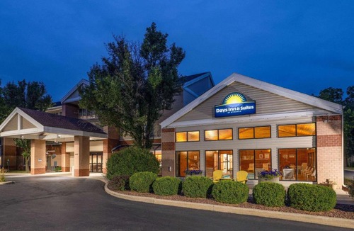 Monona Hotel | Days Inn & Suites by Wyndham Madison