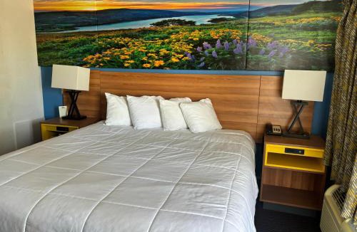 Needles Hotel | Days Inn & Suites by Wyndham Needles