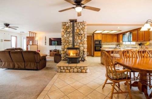 Groveland House | Deck & Hot Tub: Rustic Groveland Home!
