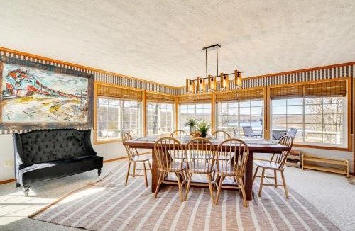 Eagle Rock House | Deck & Lake Views: Modern Eagle Rock Gem