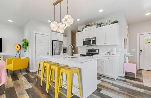 Caldwell House | Deco Townhouse - 3 bedroom 2 story private home