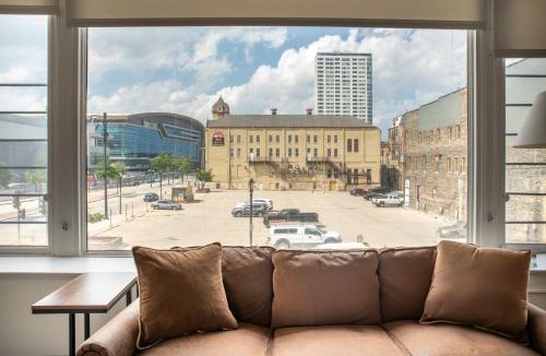 Westown Apartment | Deer District Studio Apt - One Block from Fiserv and Baird