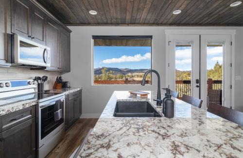 Orderville House | Deer Ridge Casita: Private Retreat Hot Tub & Views