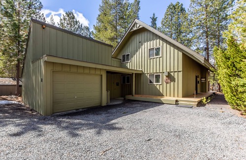 Sunriver House | DEER08 - Classic Sunriver Cabin, A/C, Walk to Starbucks & The Village