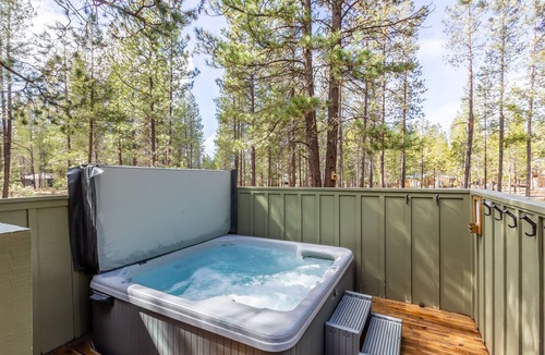 Sunriver House | DEER08 - Classic Sunriver Cabin, A/C, Walk to Starbucks & The Village