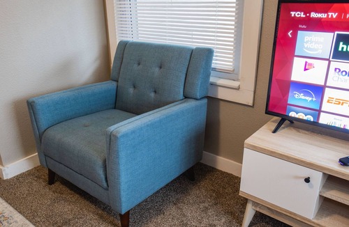 West Central Apartment | ★ Delightful 1BR Studio + Kitchen - Downtown SGF ★