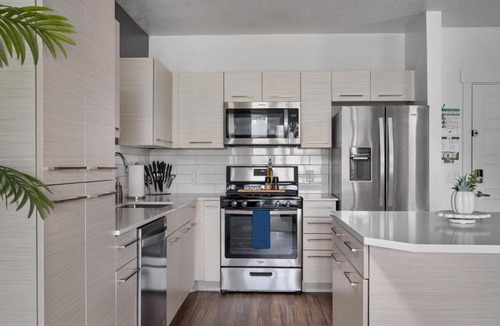 Downtown Salt Lake City Apartment | Deluxe 1BR 1BA Pool, Gym, Htub, Pkg