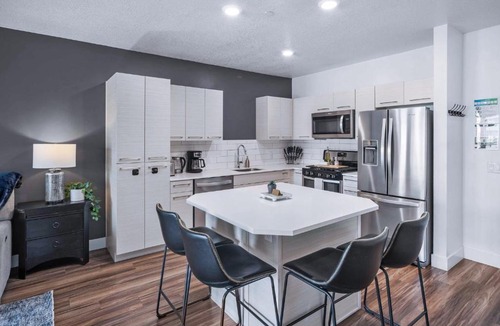 Downtown Salt Lake City Apartment | Deluxe Central 1BR 1BA Pool,Hot Tub,Gym,Parking