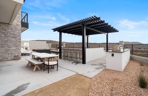 Washington House | Desert Isle Family Retreat - Private Pool & Hot Tub