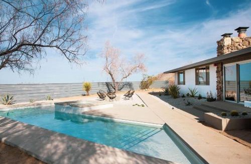 Joshua Tree House | Desert Muse - Midcentury Retreat w Pool Views