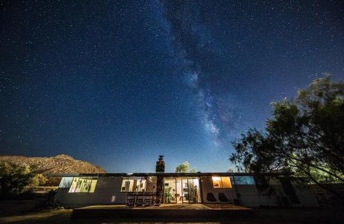 Joshua Tree House | Desert Muse - Midcentury Retreat w Pool Views