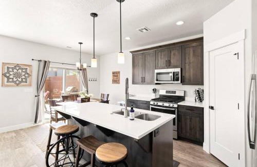 Washington House | Desert Oasis Hot Tub, Fire Pit, Pool,