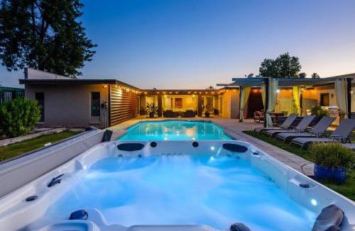 Desert Hills North House | Desert oasis tropical paradise