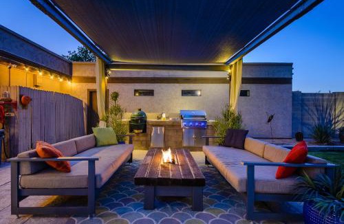 Desert Hills North House | Desert oasis tropical paradise
