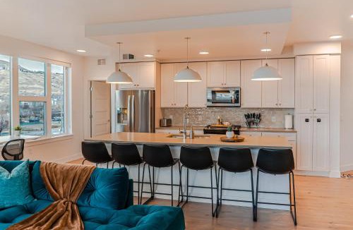 Downtown Salt Lake City Apartment | Designer NEW 2BD 2BA Pool,Htub,Gym,Bowling