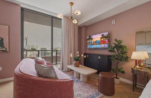 Wynwood Art District Apartment | Designer Studio with Balcony Walk to Restaurants Art Nightlife