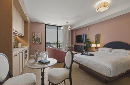Wynwood Art District Apartment | Designer Studio with Balcony Walk to Restaurants Art Nightlife
