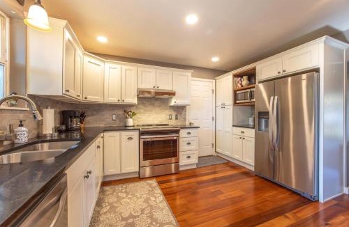 Hood River House | Devon Court