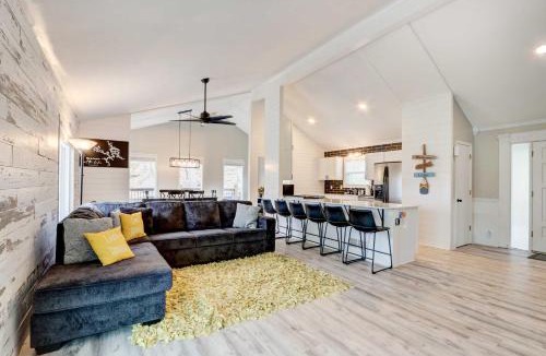 Camdenton House | Dock, Deck & Views! Lakefront Retreat in Camdenton