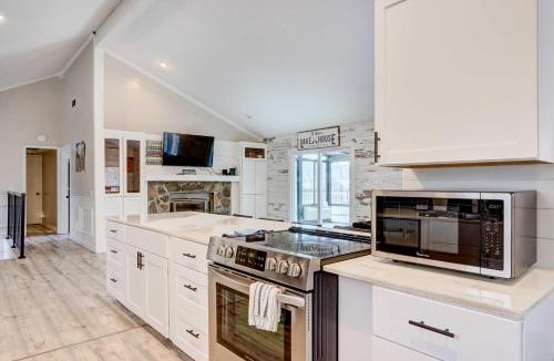 Camdenton House | Dock, Deck & Views! Lakefront Retreat in Camdenton