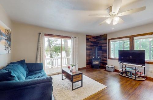 Deerwood House | Dock & Fire Pit: 'Lakeside Solitude' in Deerwood!
