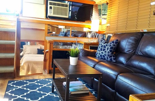 Waterfront Bed & Breakfast | Dockside Boat & Bed Long Beach