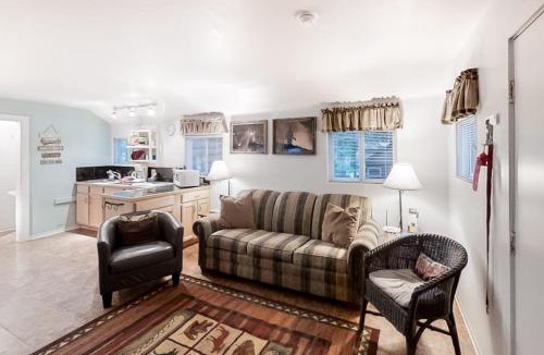 Joseph House | Dog-friendly mountain-view cabin in walkable locale with deck & grill