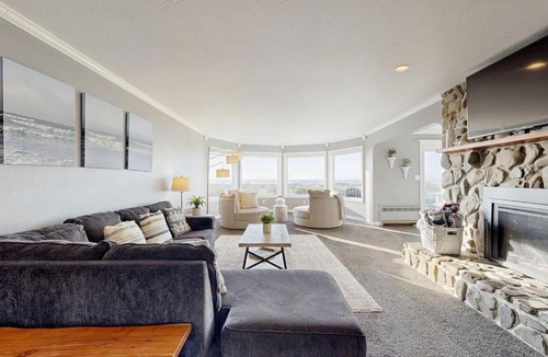 Seaside House | Dog-Friendly Oceanfront Home with Free WiFi Full Kitchen & Outdoor Fireplace