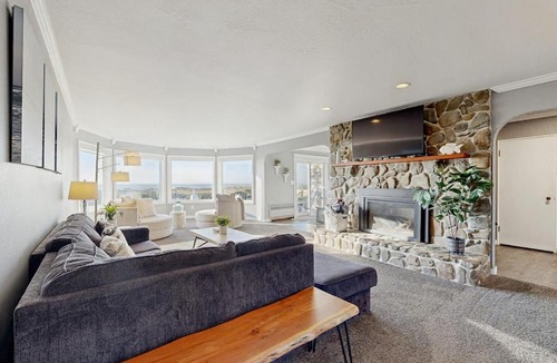 Seaside House | Dog-Friendly Oceanfront Home with Free WiFi Full Kitchen & Outdoor Fireplace