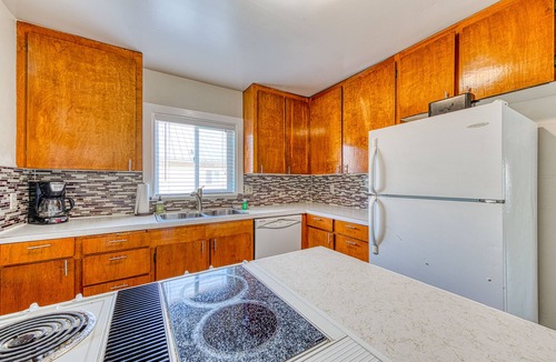 Rockaway Beach Cabin | Dog-Friendly Triplex (3 private apartments) - Easy Walk to the Beach & Town